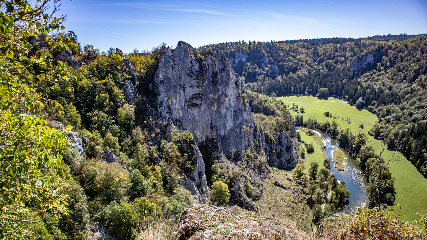 Das Felsmassiv des Stiegelesfelsens im Naturpark Obere Donau | © Sunhikes