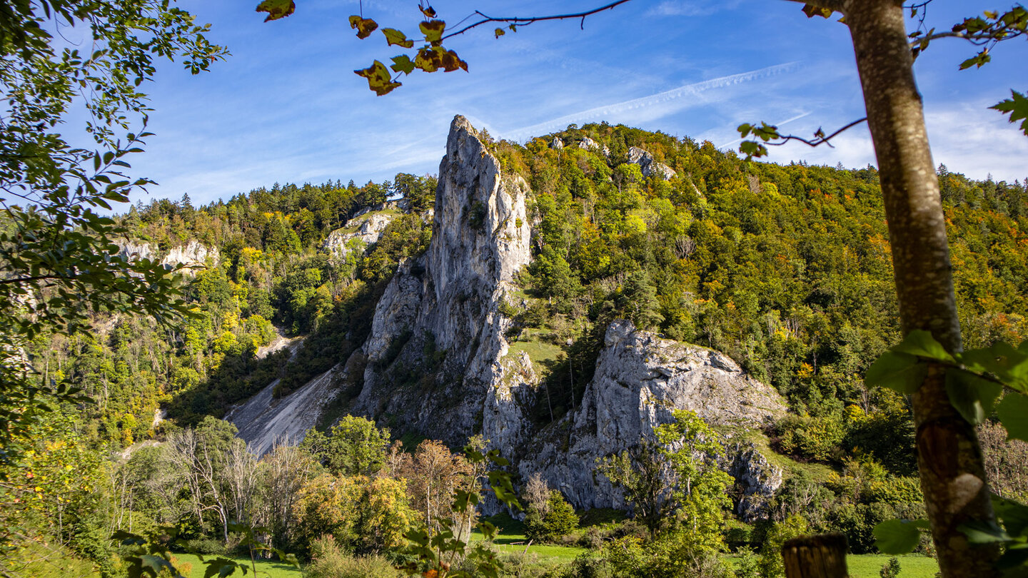 Blick zum steil aufragenden Stiegelsfels vom Tal | © Sunhikes