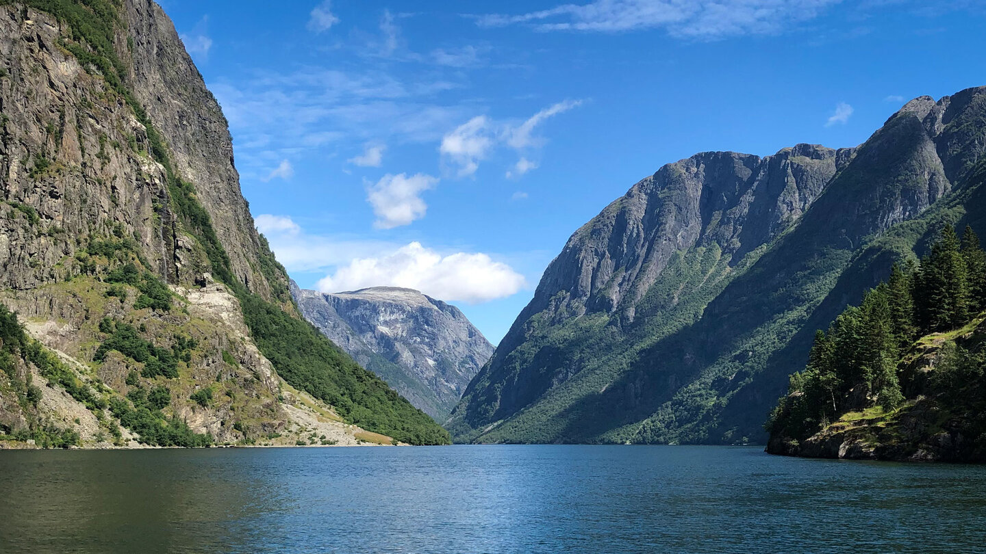 Blick von Gudvangen über den Nærøyfjord | © Sunhikes