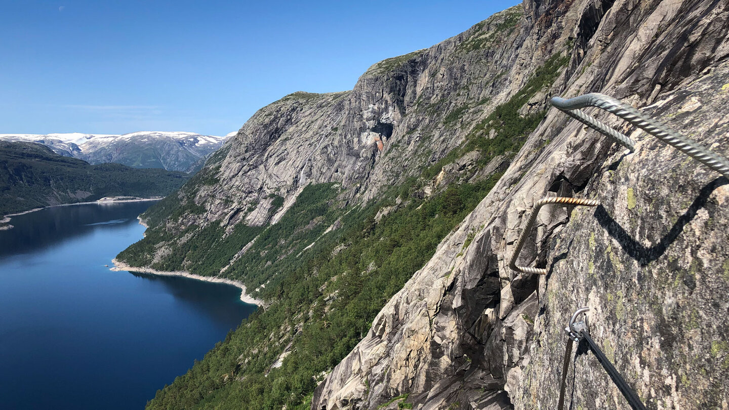 Blick vom Himmelstigen Klettersteig auf den Ringedalsvatnet-See | © Sunhikes