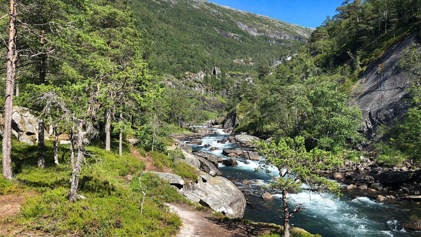 Wandern am Fluß Kinso im Husedalen-Tal bei Kinsarvik | © Sunhikes