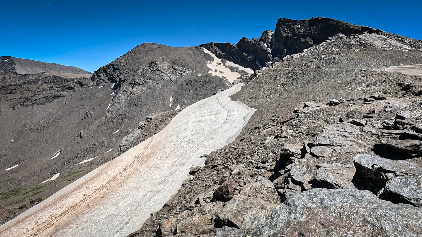 Schneefelder in der Sierra Nevada in Andalusien | © Sunhikes