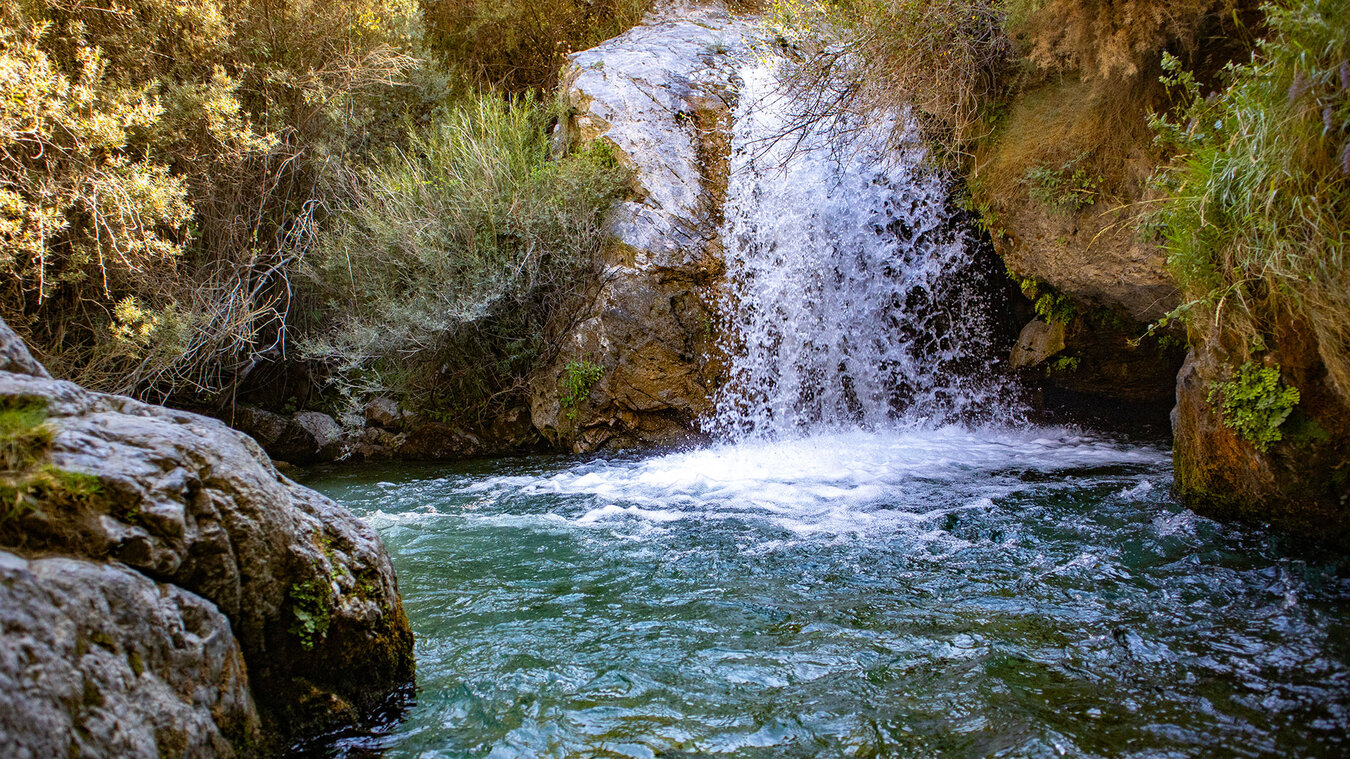 türkisgrüne Gebirgsbäche erfrischen im Sommer | © Sunhikes