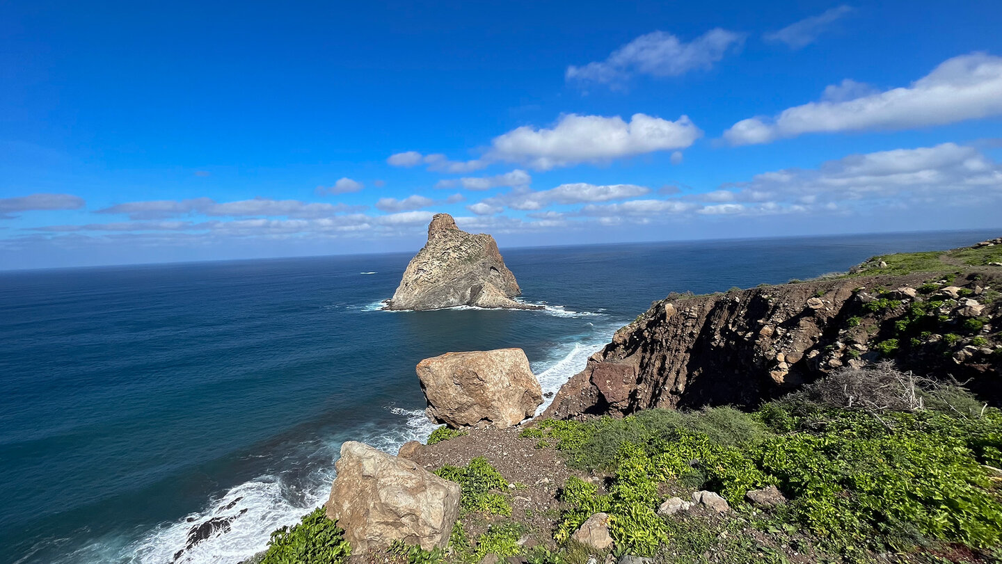 Küstenwanderungen mit Blick auf die Roques de Anaga | © Sunhikes Küstenwanderungen mit Blick auf die Roques de Anaga | © Sunhikes