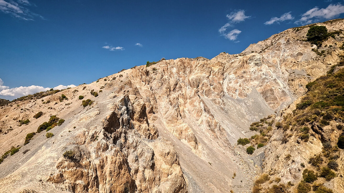Erosionsflächen mit Dolomitsand im Dílar-Tal | © Sunhikes