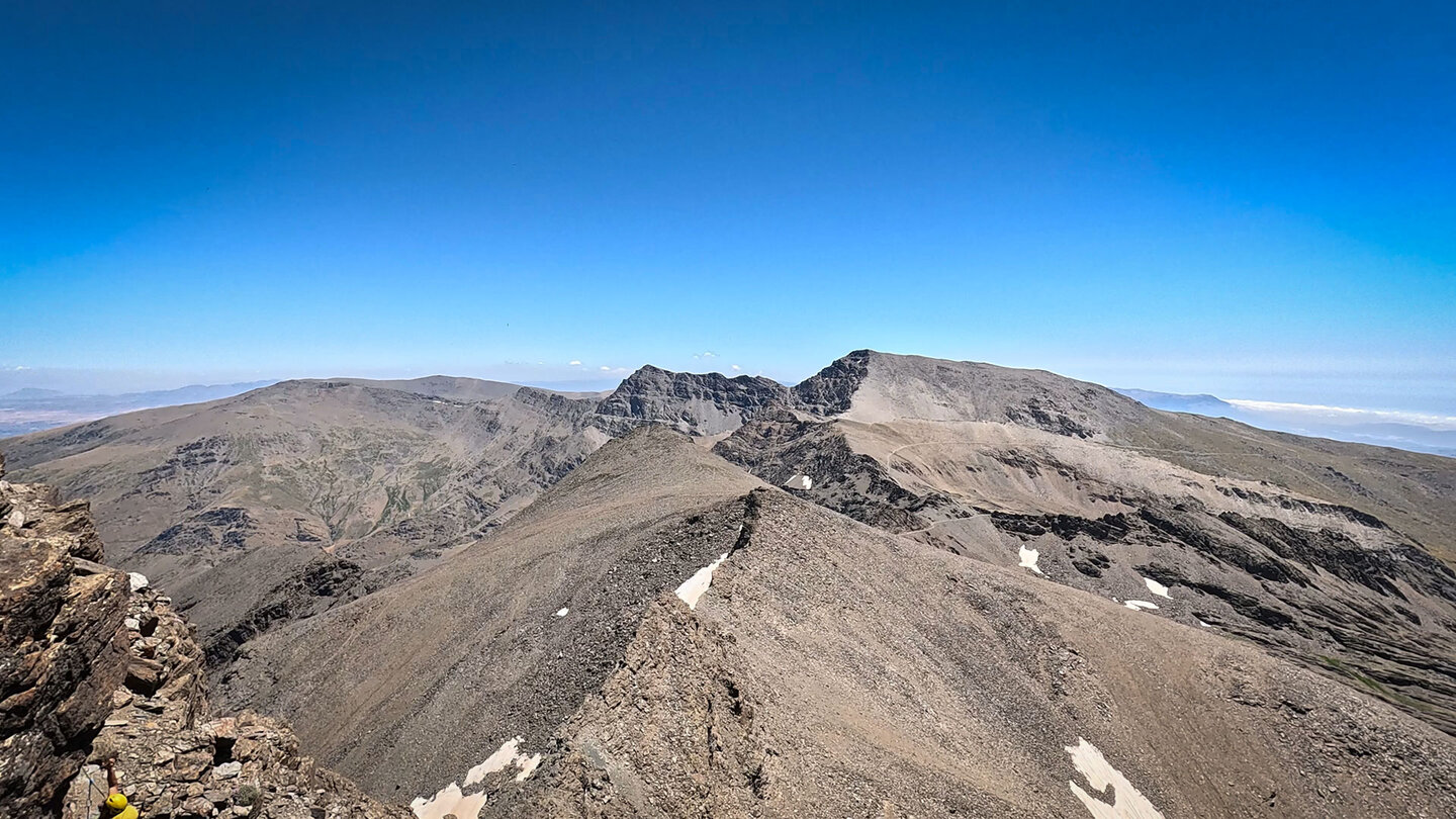 Blick vom Pico del Veleta auf Mulhacén und Alcazaba | © Sunhikes