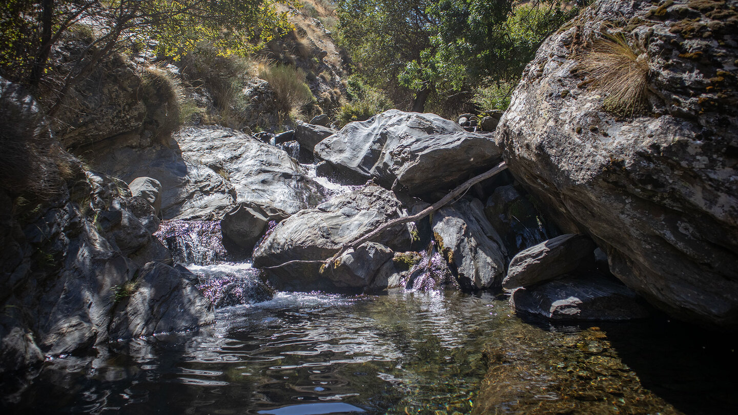 Bachlauf des Río Guarnon in der Sierra Nevada | © Sunhikes