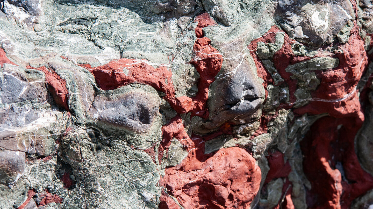buntes Farbenspiel in des Felsformationen in der Schlucht Barranco de Las Angustias | © Sunhikes