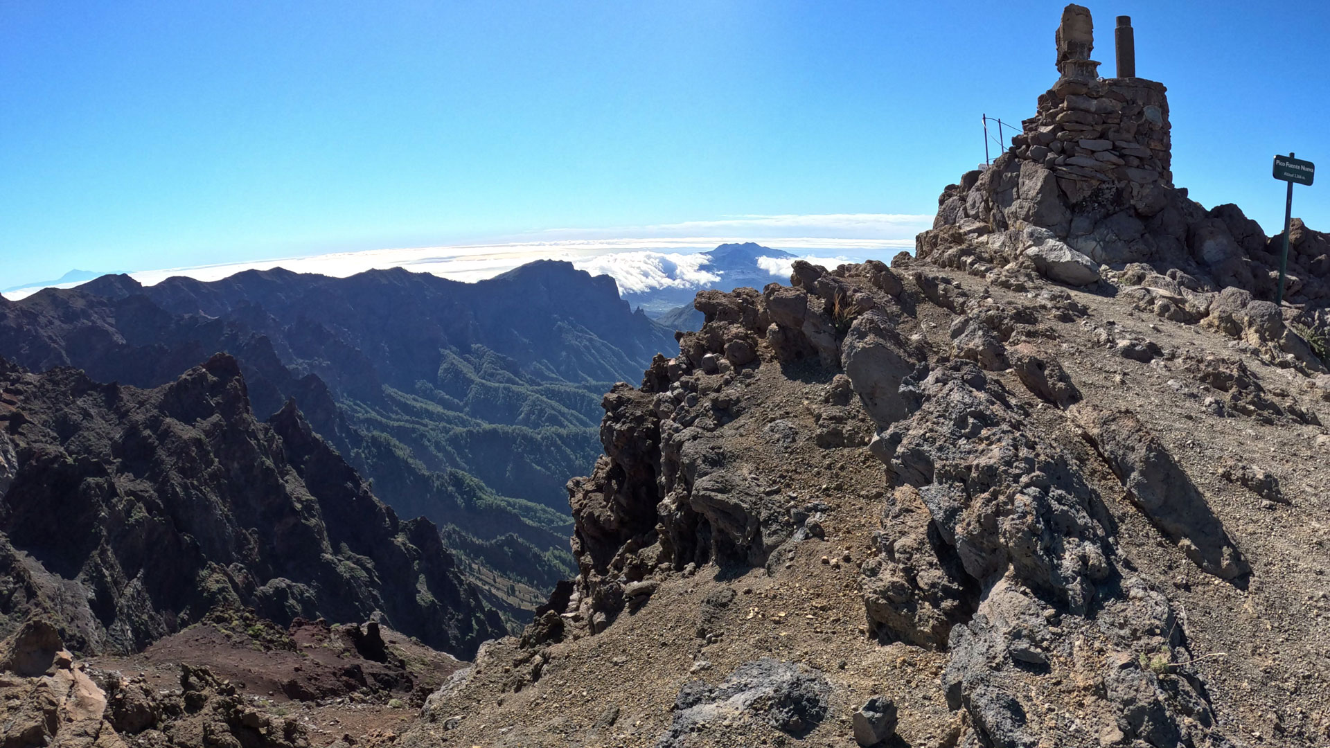 Gipfelsäule am Pico de Fuente Nueva | © SUNHIKES Gipfelsäule am Pico de Fuente Nueva | © SUNHIKES