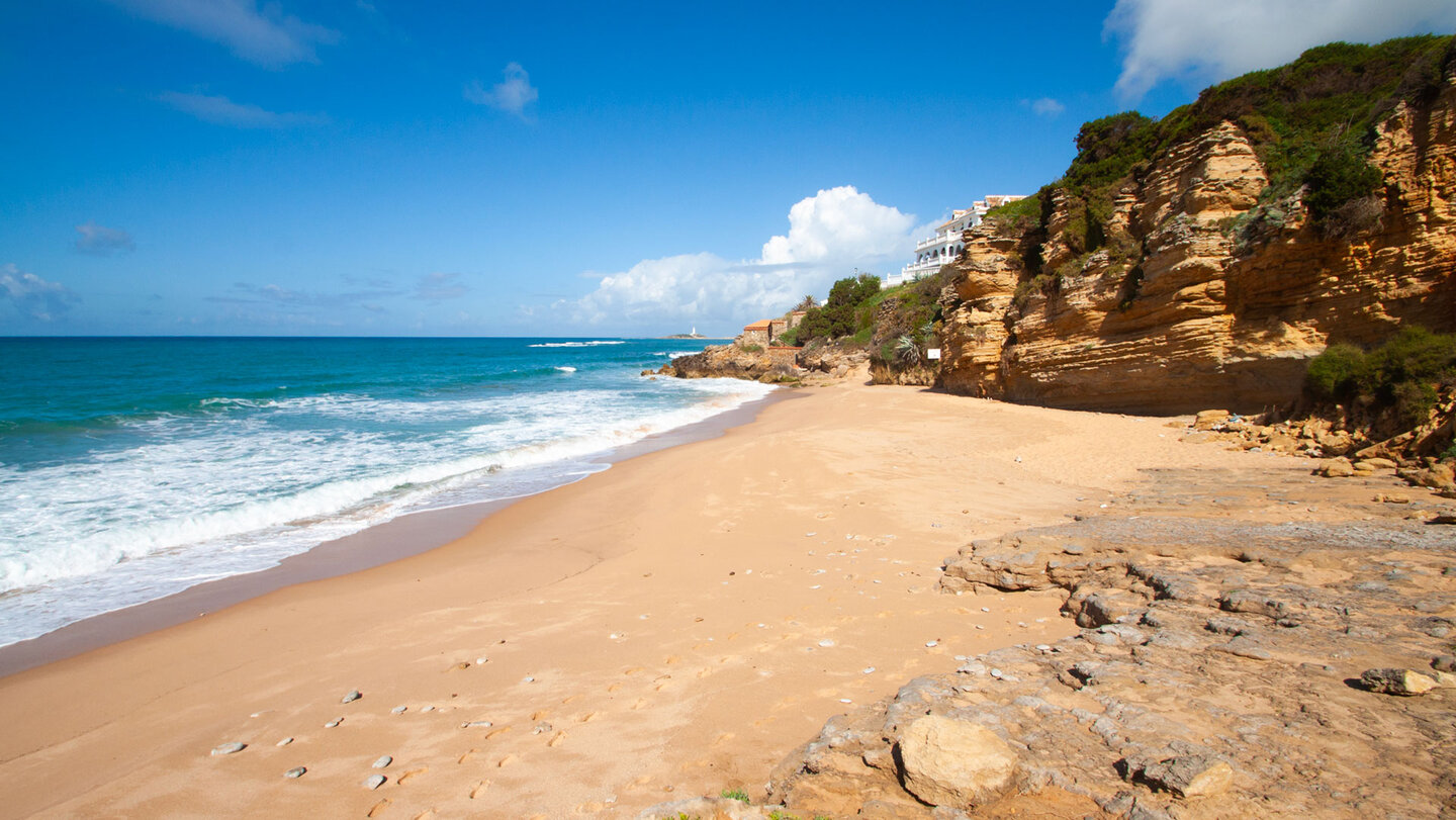 Blick vom Strand Playa del Castillejo bis zum Leuchtturm am Cap Trafalgar | © Sunhikes