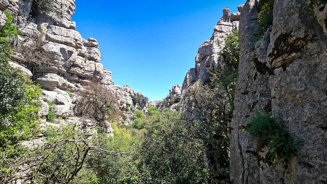 Schlucht im Karstgebirge des El Torcal de Antequera | © Sunhikes Schlucht im Karstgebirge des El Torcal | © Sunhikes