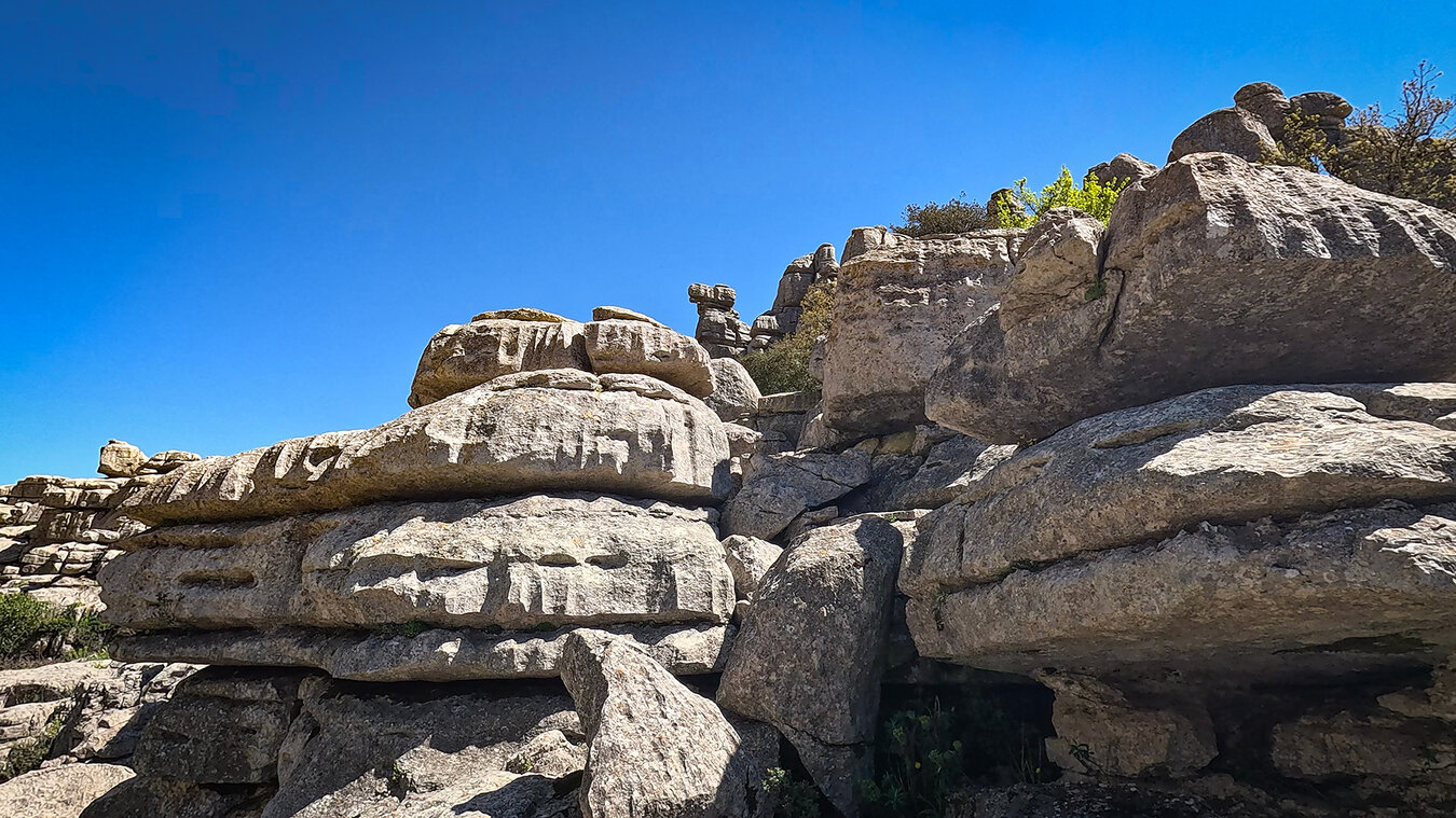die Kalksteinschichtungen im Torcal de Antequera zeigen Spuren der Erosion | © Sunhikes die Kalksteinschichtungen zeigen Spuren der Erosion | © Sunhikes