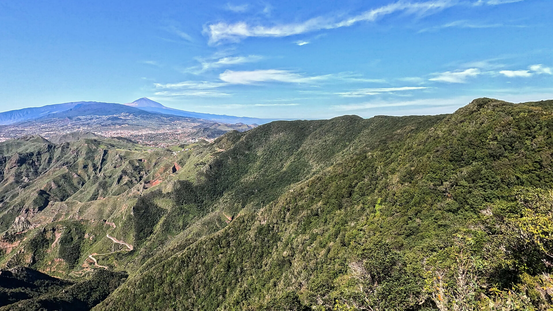 vom Mirador Pico del Inglés blickt man bis zum Teide | © Sunhikes