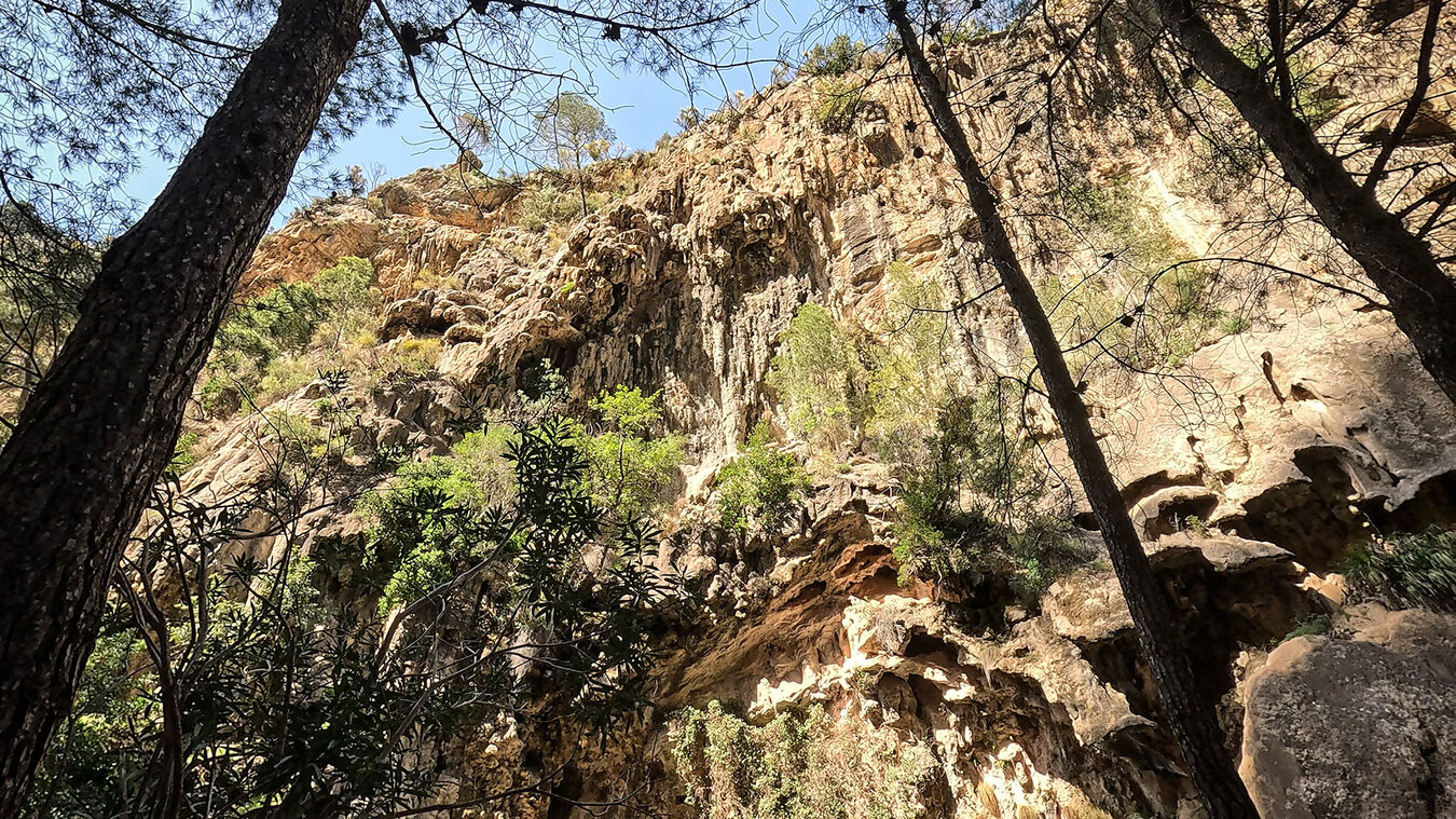 spektakuläre Felswände in der Schlucht des Río Verde bei Granada | © Sunhikes spektakuläre Felswände in der Schlucht des Río Verde | © Sunhikes