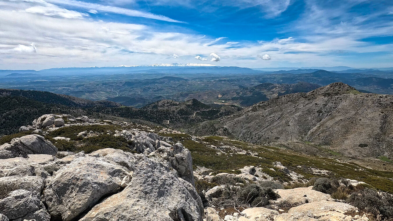Blick vom Pico Mágina bis zur Sierra Nevada | © Sunhikes