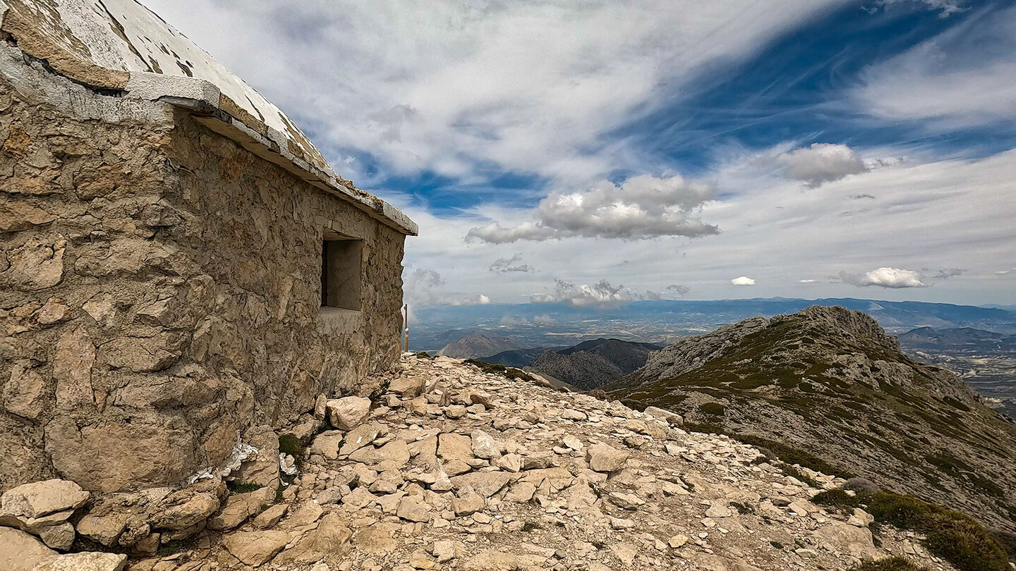 Panorama vom Refugio Miramundos über die Sierra Mágina | © Sunhikes