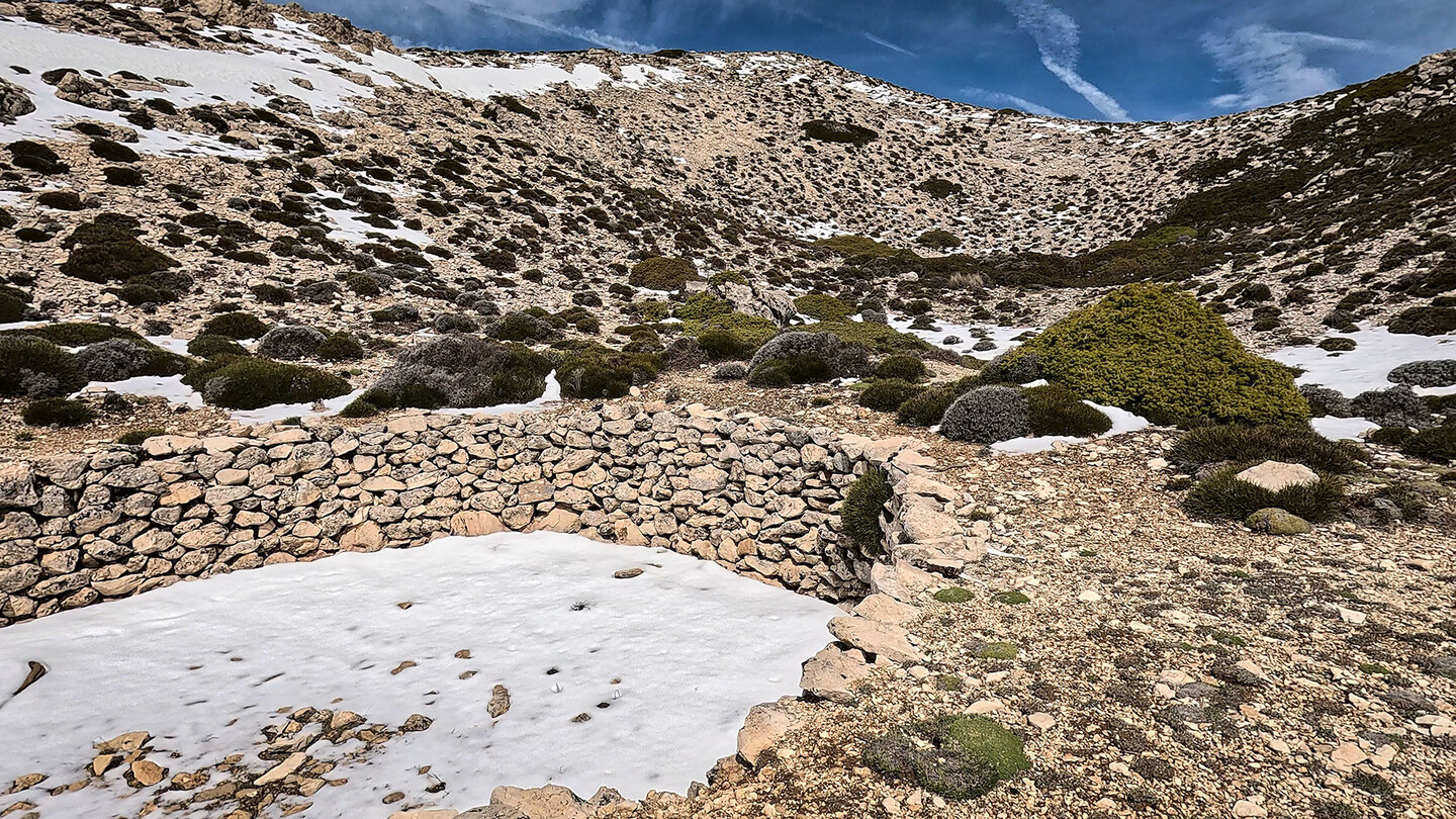 Pozo de nieve de Mágina – Schneegrube in der Nähe des Gipfels des Mágina | © Sunhikes