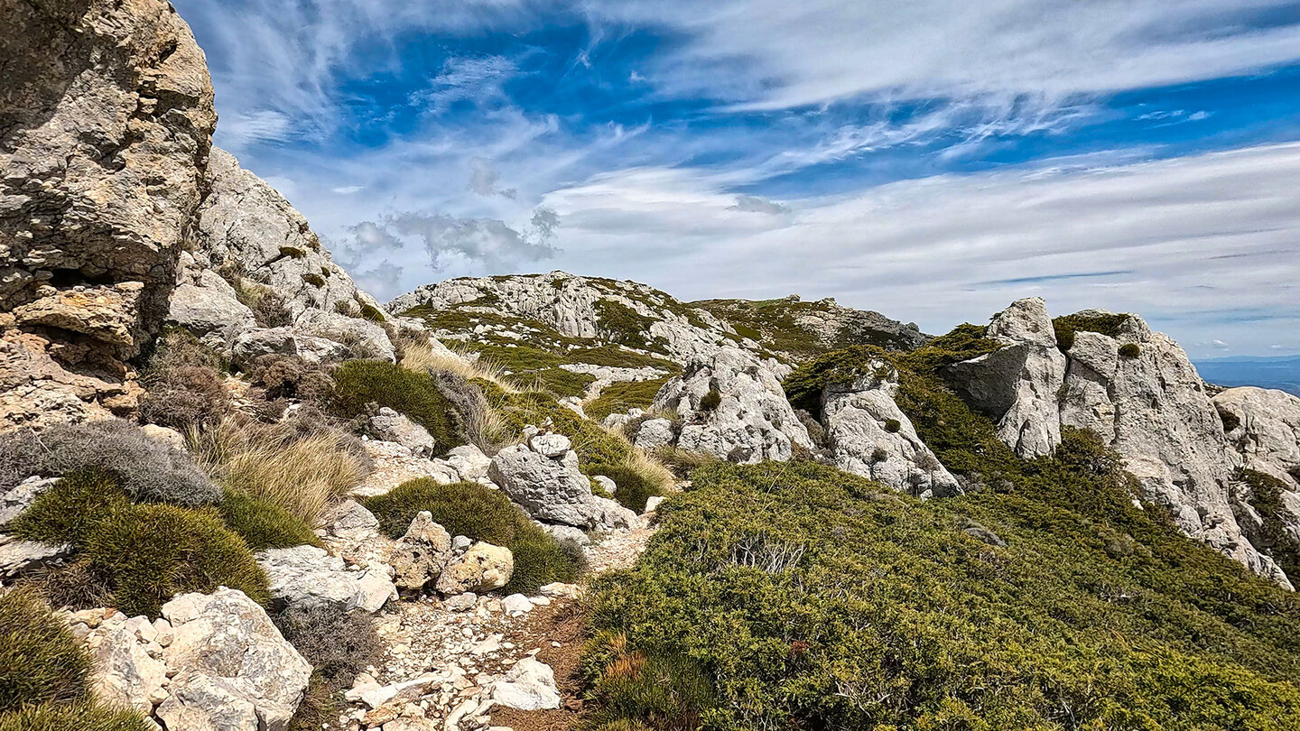 Wanderung durch die felsige Gebirgslandschaft am Pico Mágina | © Sunhikes