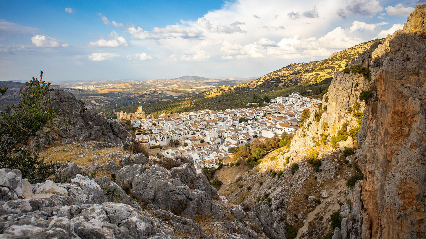 Zuheros liegt malerisch an der Schlucht des Río Bailón | © Sunhikes
