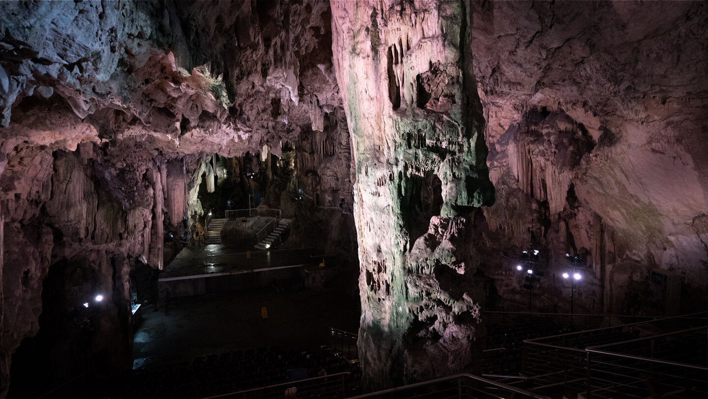 Atmosphäre der Michael’s Cave in Gibraltar | © Sunhikes