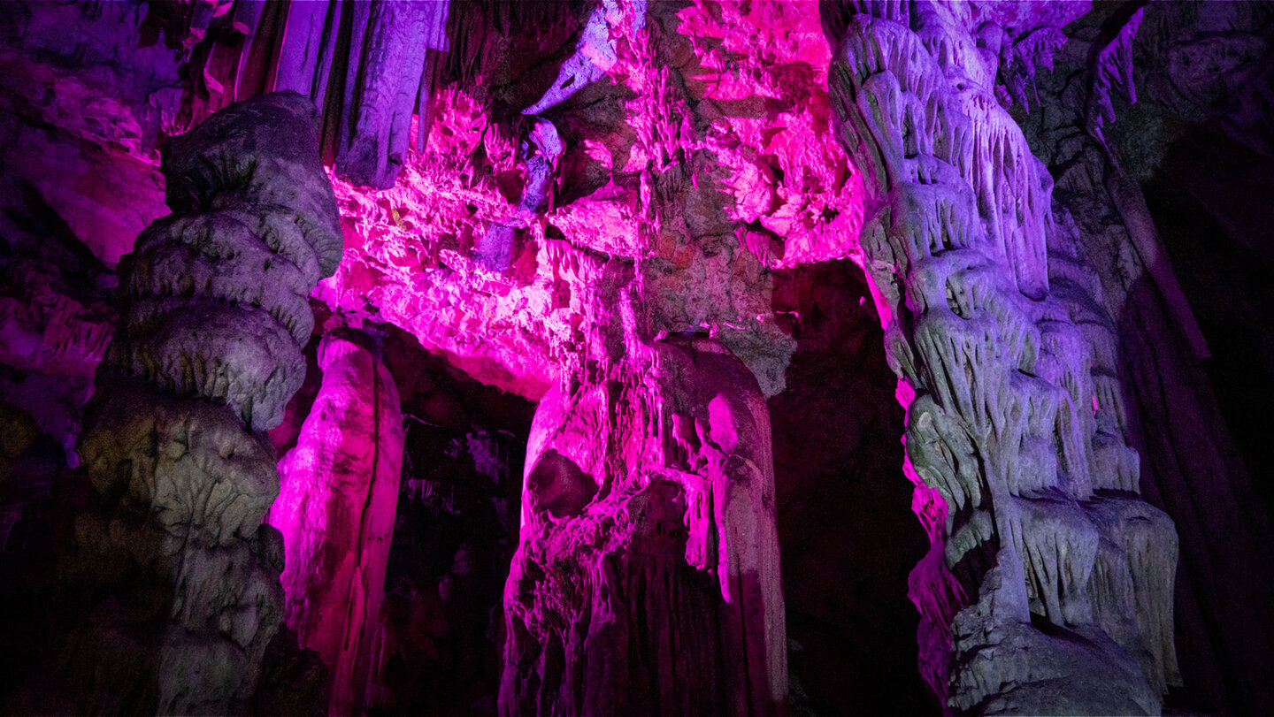 Beleuchtung in der Michael’s Cave in Gibraltar | © Sunhikes