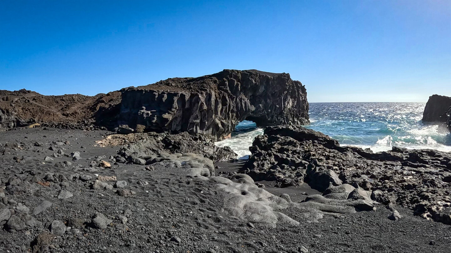 in der Strandbucht Playa Las Cabras bei Fuencaliente befindet sich eine imposante Felsarche | © Sunhikes Felsarche in der Playa Las Cabras bei Fuencaliente | © Sunhikes