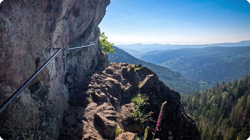 Wandern auf dem Felsenweg Sentier des Roches in den Vogesen | © Sunhikes