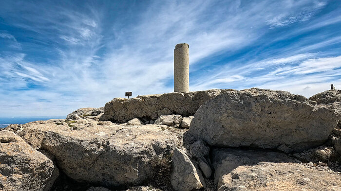 Gipfelsäule des Pico Mágina i | © Sunhikes