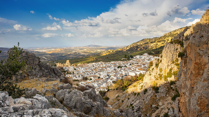 Zuheros vom Mirador Cañón del Charco Hondo | © Sunhikes