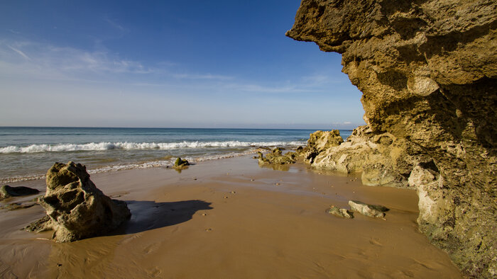 wandern entlang Klippen bei Los Caños de Meca | © Sunhikes
