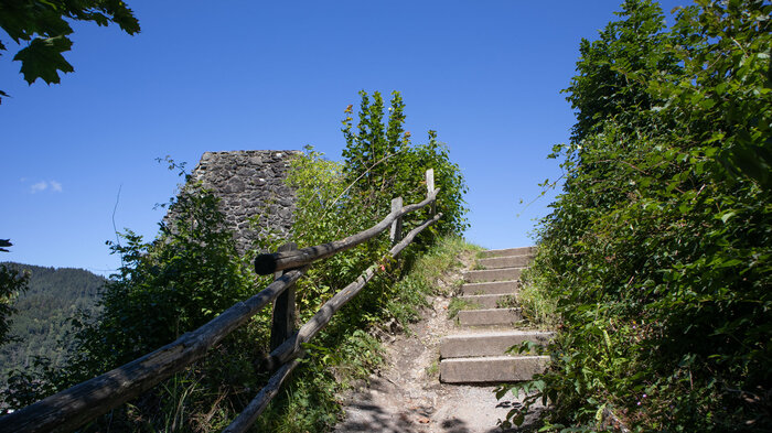 Wandern zur Burg Husen bei Hausach im Mittleren Schwarzwald | © Sunhikes