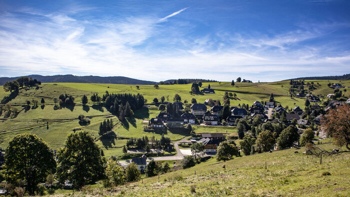 Blick Wanderweg Dorf Hofsgrund | © Sunhikes