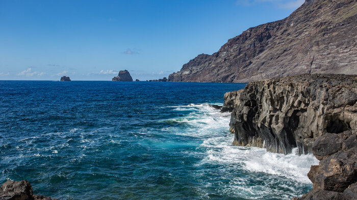 Wandern entlang der Klippen im El Golfo Tal auf El Hierro | © 	 Sunhikes