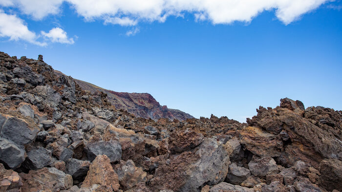 Wandern durch rötliche Gesteinsformationen bei Tamaduste auf El Hierro | © 	 Sunhikes
