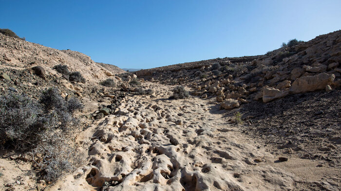 der Wanderweg führt durch eine flache Schlucht mit Kalksteinformationen | © Sunhikes Wanderweg führt durch eine flache Schlucht mit Kalksteinformationen | © Sunhikes