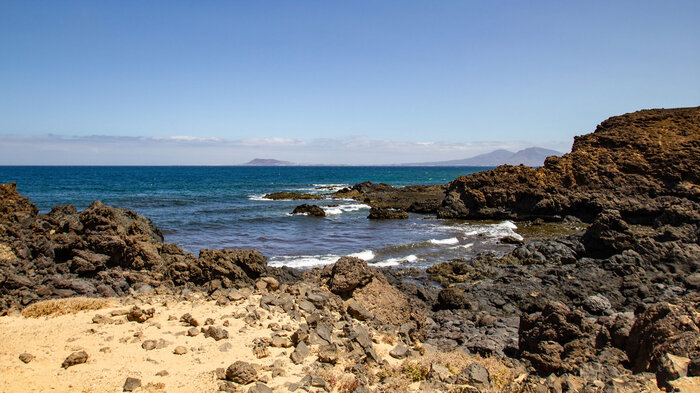 Ausblick nach Lanzarote mit dem Ajaches Gebirge und der Playa Blanca mit dem Montaña Roja | © Sunhikes Blick nach Lanzarote mit dem Ajaches Gebirge und der Playa Blanca mit dem Montaña Roja | © Sunhikes