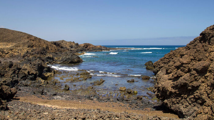 eine von Lavaformationen eingegrenzte Bucht auf der Insel Los Lobos | © Sunhikes von Lavaformationen eingegrenzte Bucht auf der Insel Los Lobos | © Sunhikes