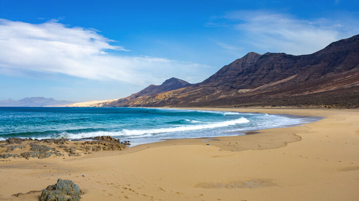 der Strand Playa de Barlovento liegt malerisch am Fuße des Jandía-Gebirges | © Sunhikes die Playa de Barlovento liegt malerisch am Fuße des Jandía-Gebirges | © Sunhikes