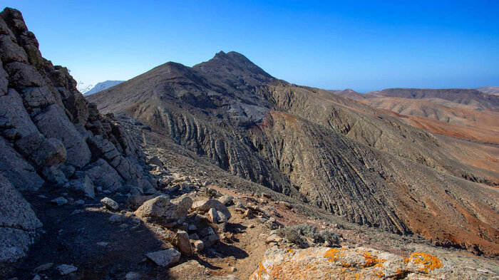 Wegabschnitt des GR 131 unter den Felswänden des Pasos | © Sunhikes Abschnitt des GR 131 unter den Felswänden des Pasos | © Sunhikes