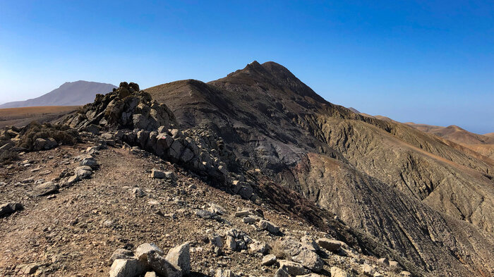Wanderweg durchs Gebirge bei Pájara auf Fuerteventura | © Sunhikes