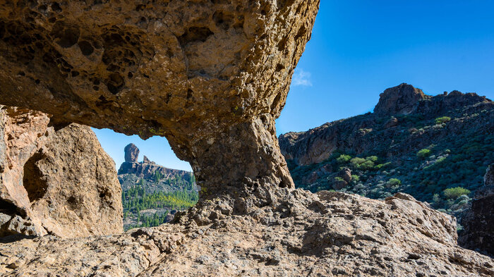 Felsbogen Ventana del Bentayga Blick zum Roque Nublo | © Sunhikes