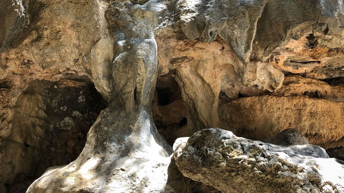 von Wind und Wasser geformte Felsdurchlässe | © Sunhikes