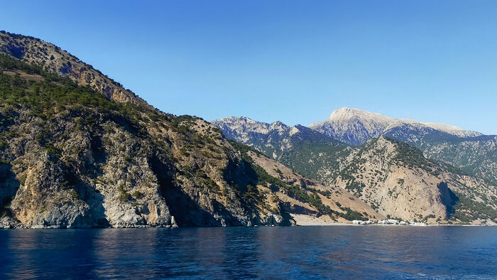 Blick von der Küste zu den Lefka Ori | © Sunhikes