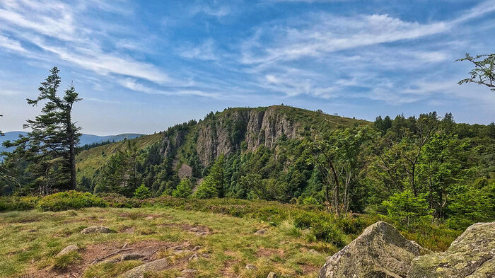 Le Tanet mit steiler Felswand | © Sunhikes