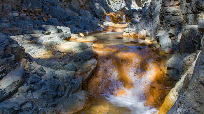 der Weg zur Cascada de Colores führt durch das Bachbett des Rio Rivanceras | © Sunhikes zur Cascada de Colores führt der Weg durchs Bachbett des Rio Rivanceras | © Sunhikes