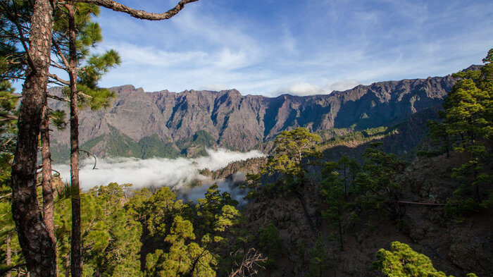 Wolken ziehen über die zahlreichen Schluchten der Caldera de Taburiente | © Sunhikes Wolken über der Caldera de Taburiente | © Sunhikes
