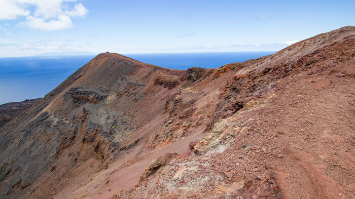 Wanderweg am Gipfelgrat des Teneguía auf La Palma | © Sunhikes