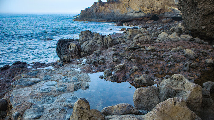 Blick entlang der rauhen Küste an der Playa del Jurado | © Sunhikes Blick entlang der Küste an der Playa del Jurado | © Sunhikes