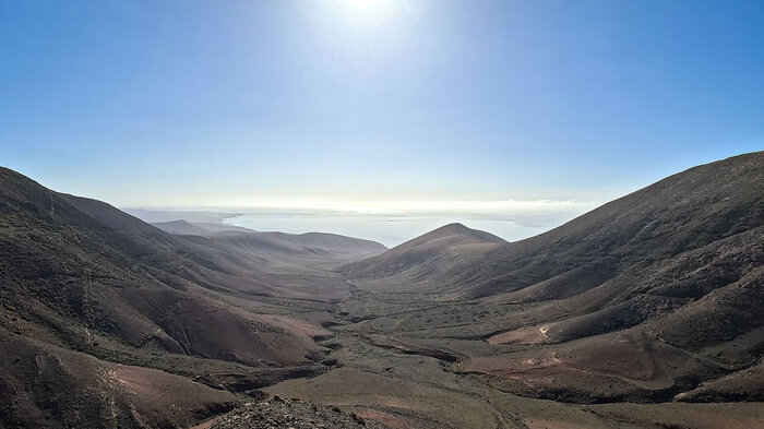 Ausblick über das Valle del Higueral zur Küste | © Sunhikes Blick über das Valle del Higueral zur Küste | © Sunhikes