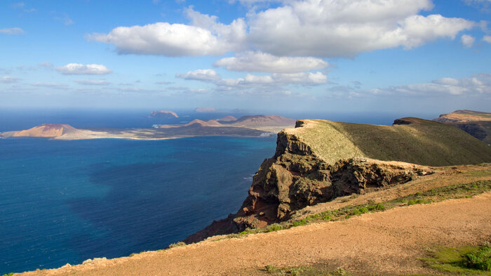 Ausblick über steil abfallende Klippen des Famara-Gebirges zum Chinijo-Archipel | © Sunhikes Blick über steil abfallende Klippen des Famara-Gebirges zum Chinijo-Archipel | © Sunhikes